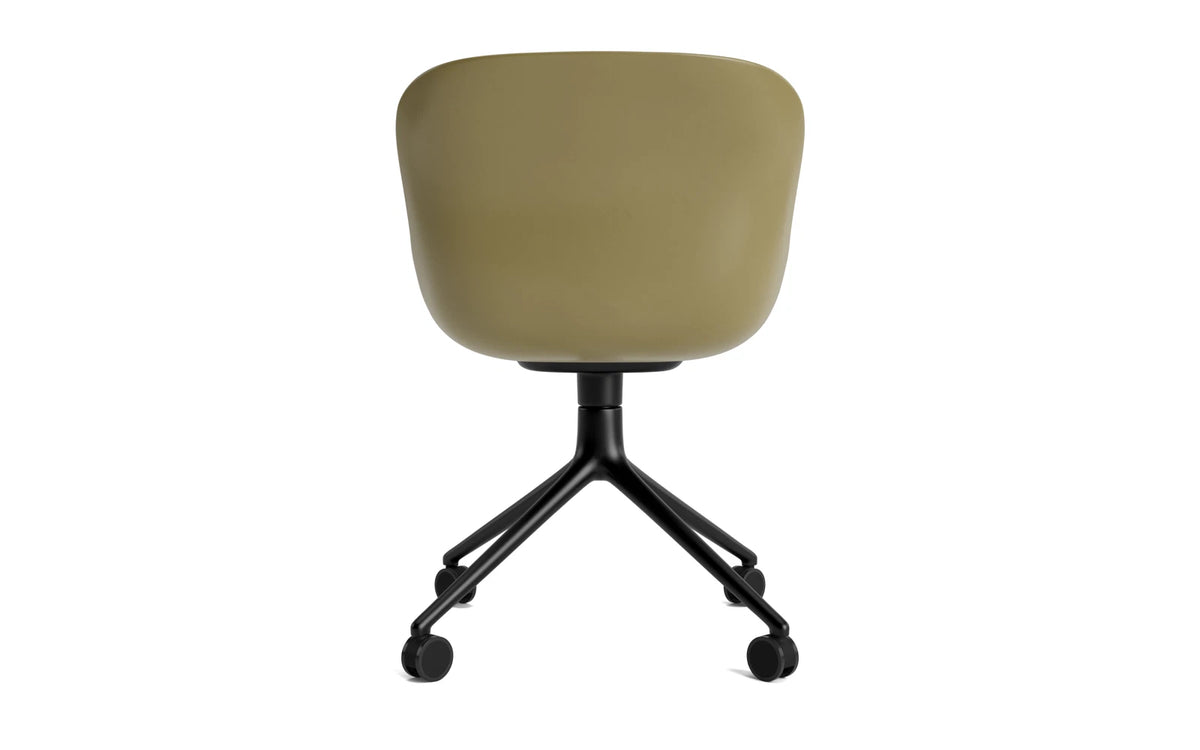 Hyg Drehstuhl 4W Frontpolster Schwartz Alu Olive/Ultra in Ultra 41599 präsentiert im Onlineshop von KAQTU Design AG. Drehstuhl ist von Normann Copenhagen