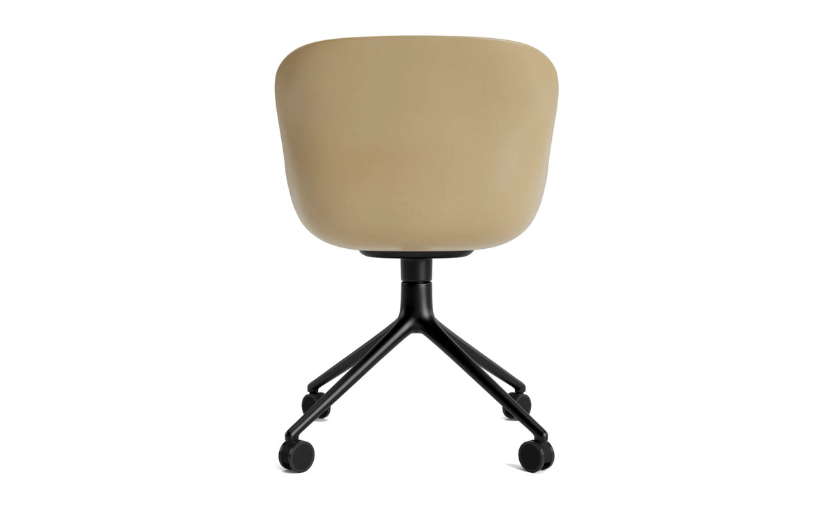 Hyg Drehstuhl 4W Frontpolster Schwartz Alu Sand/Hallingdal in Hallingdal 110 präsentiert im Onlineshop von KAQTU Design AG. Drehstuhl ist von Normann Copenhagen
