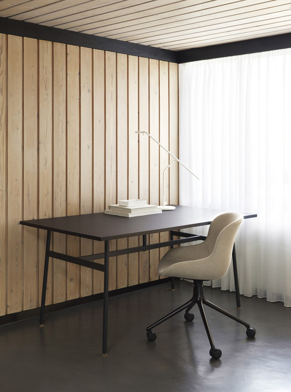 Drehstuhl Hyg 4W von Normann Copenhagen mit vollständig gepolsterter Sitzschale, Drehgestell aus schwarzem Aluminium und vier Rollen.