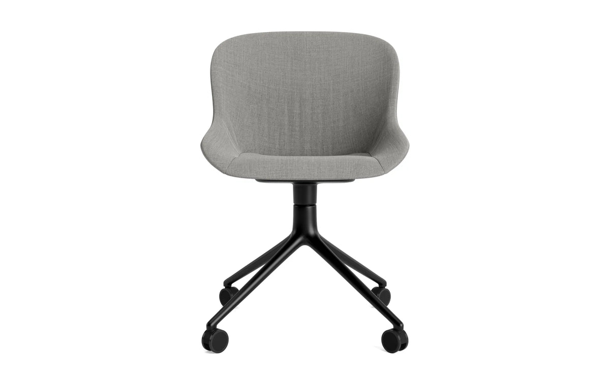 Hyg Comfort Drehstuhl 4W Vollpolster Schwarzes Aluminium Remix in Remix 133 präsentiert im Onlineshop von KAQTU Design AG. Drehstuhl ist von Normann Copenhagen