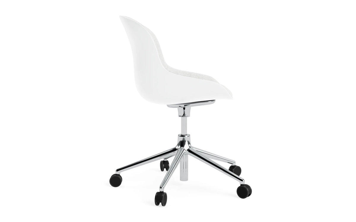 Hyg Drehstuhl mit 5 Rollen Gas Lift Frontpolster Alu Weiss/Hallingdal in Hallingdal 110 präsentiert im Onlineshop von KAQTU Design AG. Dreh-Schalenstuhl ist von Normann Copenhagen