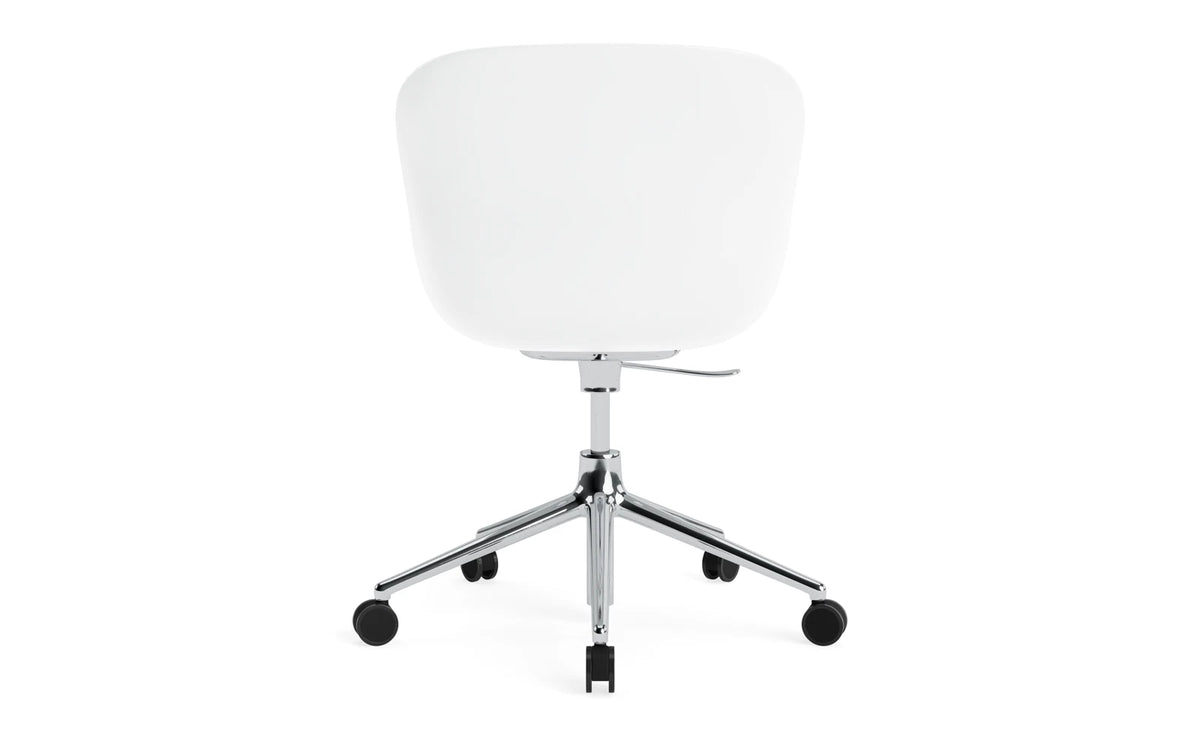 Hyg Drehstuhl mit 5 Rollen Gas Lift Frontpolster Alu Weiss/Hallingdal in Hallingdal 110 präsentiert im Onlineshop von KAQTU Design AG. Dreh-Schalenstuhl ist von Normann Copenhagen