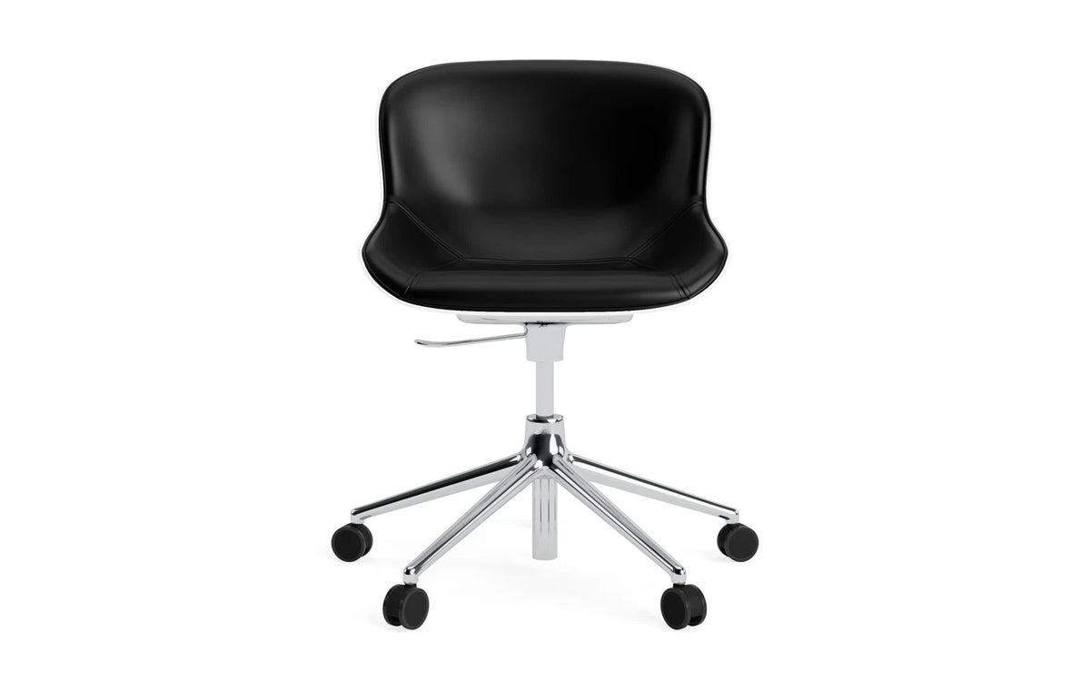 Hyg Drehstuhl mit Rollen Frontpolster Weiss/Ultra Leder in Ultra 41599 präsentiert im Onlineshop von KAQTU Design AG. Dreh-Schalenstuhl mit Rollen ist von Normann Copenhagen