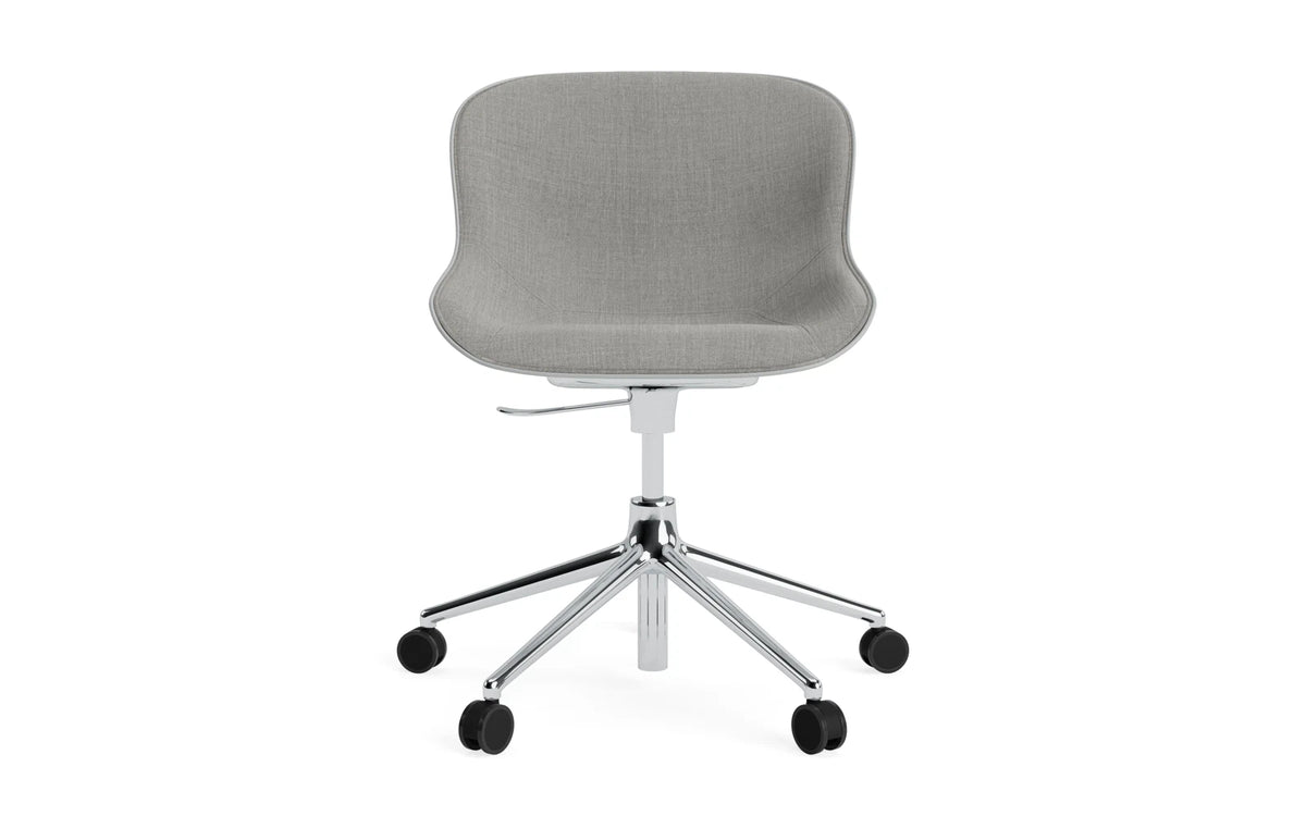 Hyg Drehstuhl mit 5 Rollen Gas Lift Frontpolster Alu Grau/Remix in Remix 133 präsentiert im Onlineshop von KAQTU Design AG. Dreh-Schalenstuhl ist von Normann Copenhagen