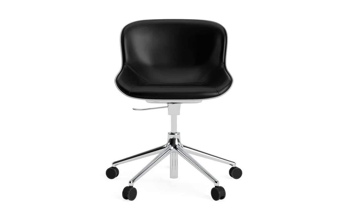 Hyg Drehstuhl mit 5 Rollen Gas Lift Frontpolster Alu Grau/Ultra in Ultra 41599 präsentiert im Onlineshop von KAQTU Design AG. Dreh-Schalenstuhl ist von Normann Copenhagen
