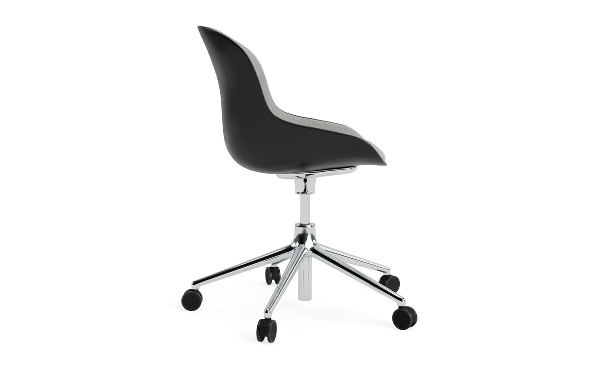 Hyg Drehstuhl mit 5 Rollen Gas Lift Frontpolster Alu Schwartz/Remix in Remix 133 präsentiert im Onlineshop von KAQTU Design AG. Dreh-Schalenstuhl mit Rollen ist von Normann Copenhagen
