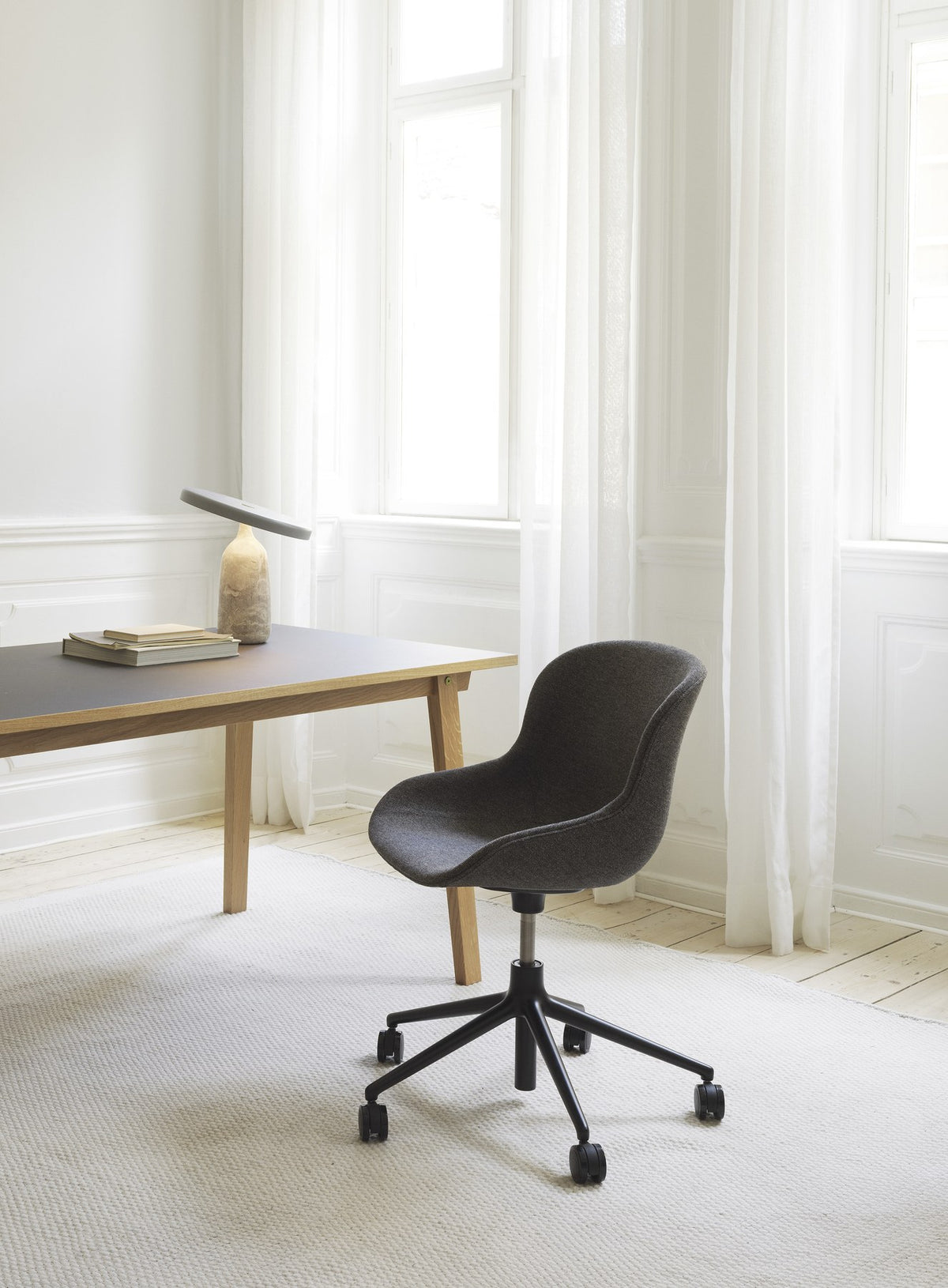 Hyg Drehsessel von Normann Copenhagen in Anthrazit, Schale aus Polypropylen, Aluminiumfuss mit 5 Rollen und Gas-Lift-Funktion.