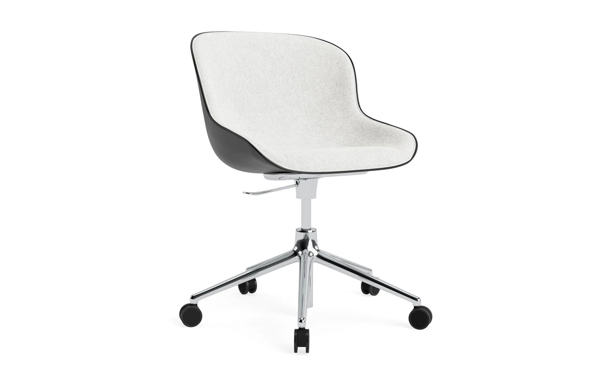 Hyg Drehstuhl mit 5 Rollen Gas Lift Frontpolster Alu Schwartz/Hallingdal in Hallingdal 110 präsentiert im Onlineshop von KAQTU Design AG. Dreh-Schalenstuhl ist von Normann Copenhagen