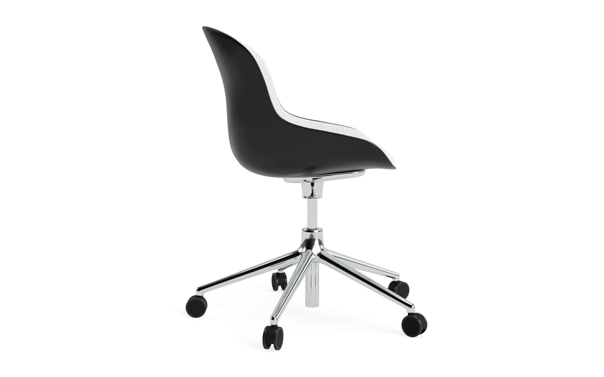 Hyg Drehstuhl mit 5 Rollen Gas Lift Frontpolster Alu Schwartz/Hallingdal in Hallingdal 110 präsentiert im Onlineshop von KAQTU Design AG. Dreh-Schalenstuhl ist von Normann Copenhagen