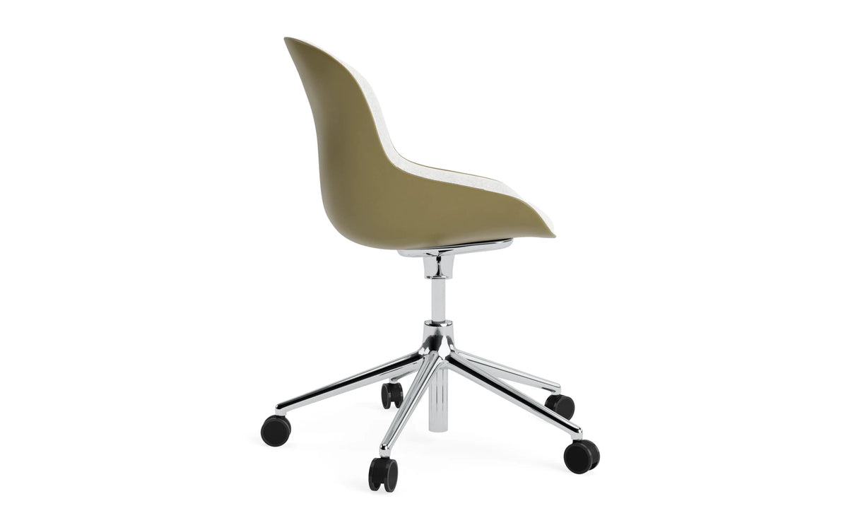 Hyg Drehstuhl mit 5 Rollen Gas Lift Frontpolster Alu Olive /Hallingdal in Hallingdal 110 präsentiert im Onlineshop von KAQTU Design AG. Dreh-Schalenstuhl ist von Normann Copenhagen