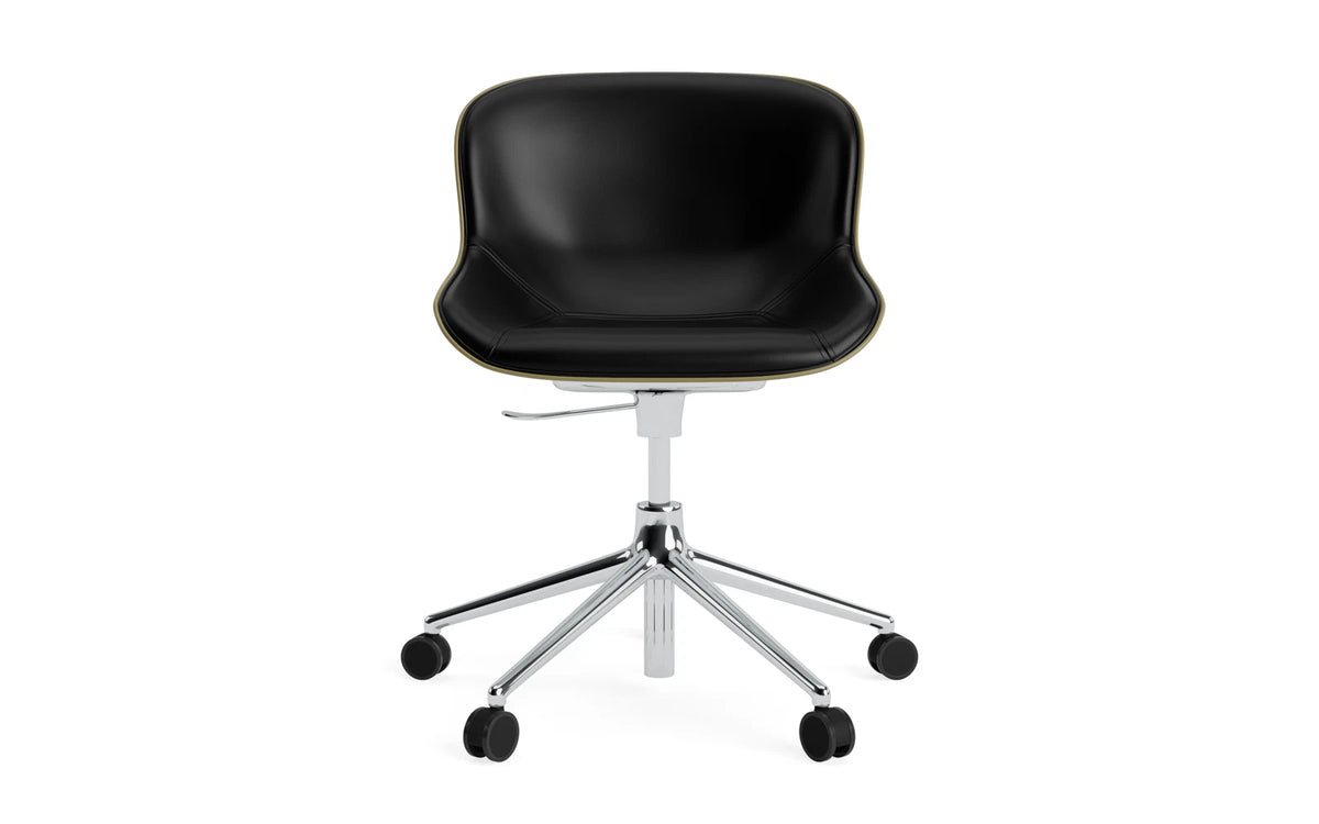 Hyg Drehstuhl mit 5 Rollen Gas Lift Frontpolster Alu Olive /Ultra in Ultra 41599 präsentiert im Onlineshop von KAQTU Design AG. Dreh-Schalenstuhl ist von Normann Copenhagen