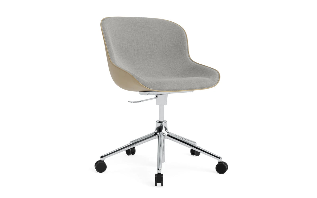 Hyg Drehstuhl mit Rollen Frontpolster Sand/Remix in Remix 133 präsentiert im Onlineshop von KAQTU Design AG. Dreh-Schalenstuhl mit Rollen ist von Normann Copenhagen