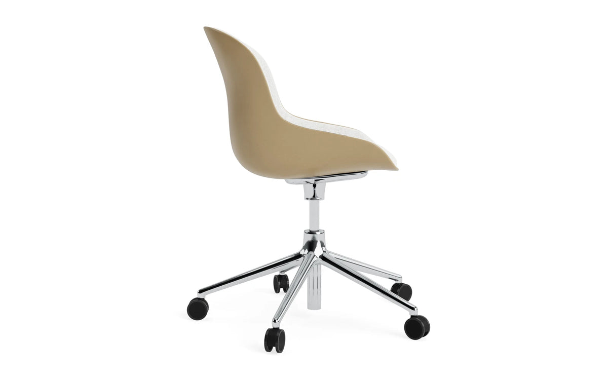 Hyg Drehstuhl mit Rollen Frontpolster Alu Sand/Hallingdal in Hallingdal 110 präsentiert im Onlineshop von KAQTU Design AG. Dreh-Schalenstuhl ist von Normann Copenhagen