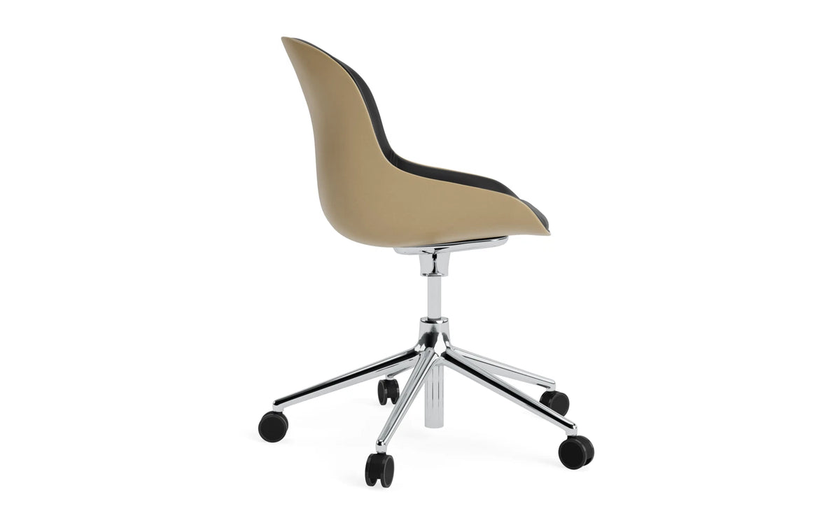 Hyg Drehstuhl mit Rollen Frontpolster Alu Sand/Ultra in Ultra 41599 präsentiert im Onlineshop von KAQTU Design AG. Dreh-Schalenstuhl ist von Normann Copenhagen