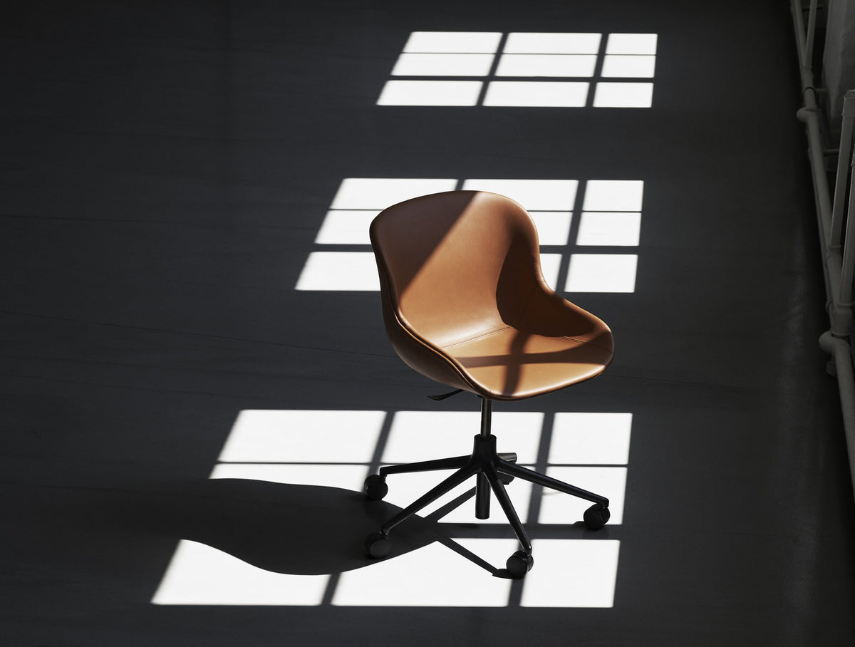Drehsessel Hyg von Normann Copenhagen mit fünf Rollen, Gas-Lift-Funktion, Schale aus Polypropylen und Gestell aus Aluminium in Anthrazit.