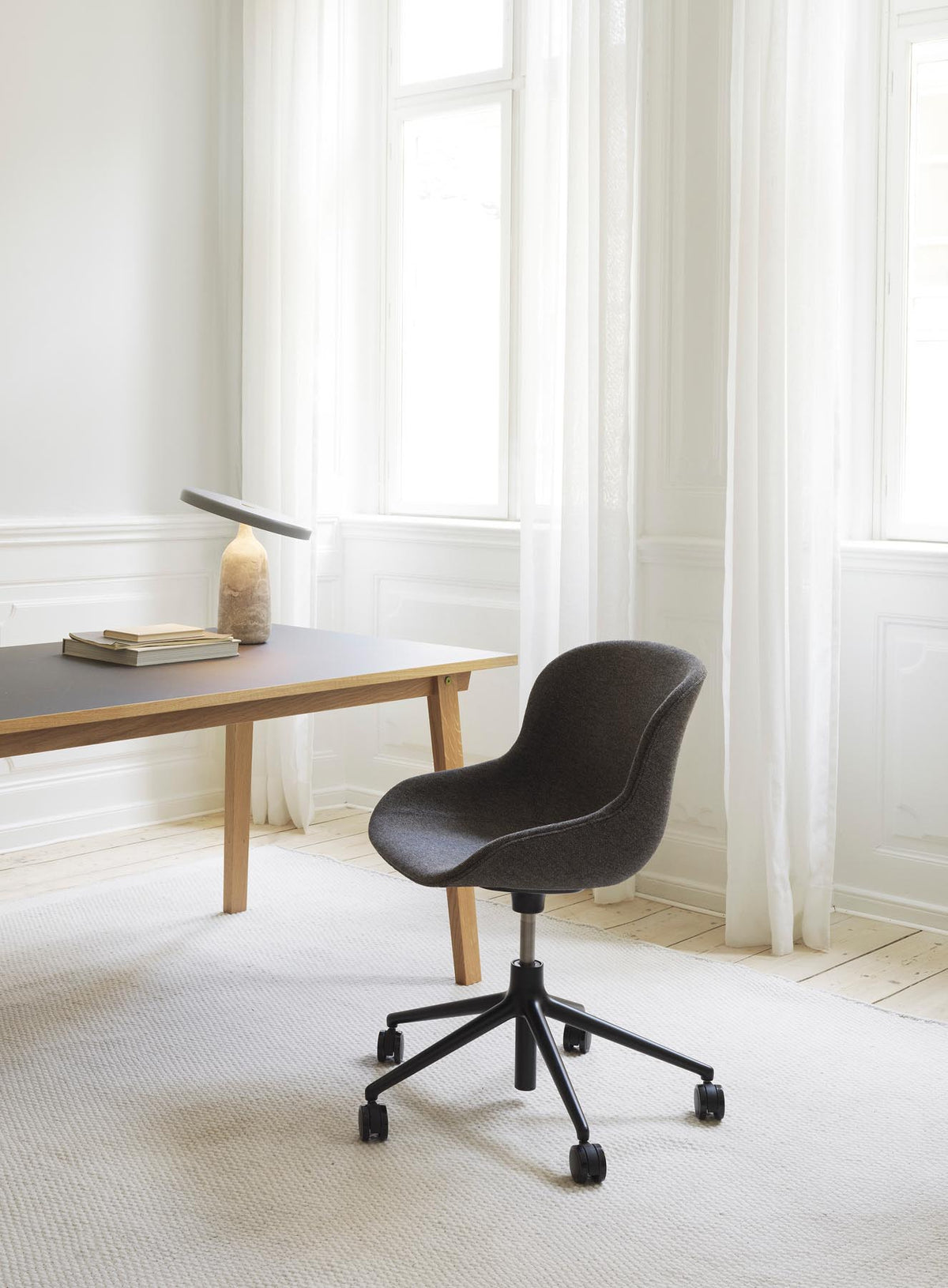 Hyg Drehstuhl mit 5 Rollen Gas Lift Frontpolster Schwartz Alu Weiss/Hallingdal in Hallingdal 110 präsentiert im Onlineshop von KAQTU Design AG. Bürostuhl ist von Normann Copenhagen