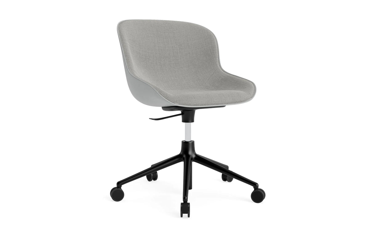 Hyg Drehstuhl mit 5 Rollen Gas Lift Frontpolster Schwartz Alu Grau/Remix in Remix 133 präsentiert im Onlineshop von KAQTU Design AG. Dreh-Schalenstuhl ist von Normann Copenhagen