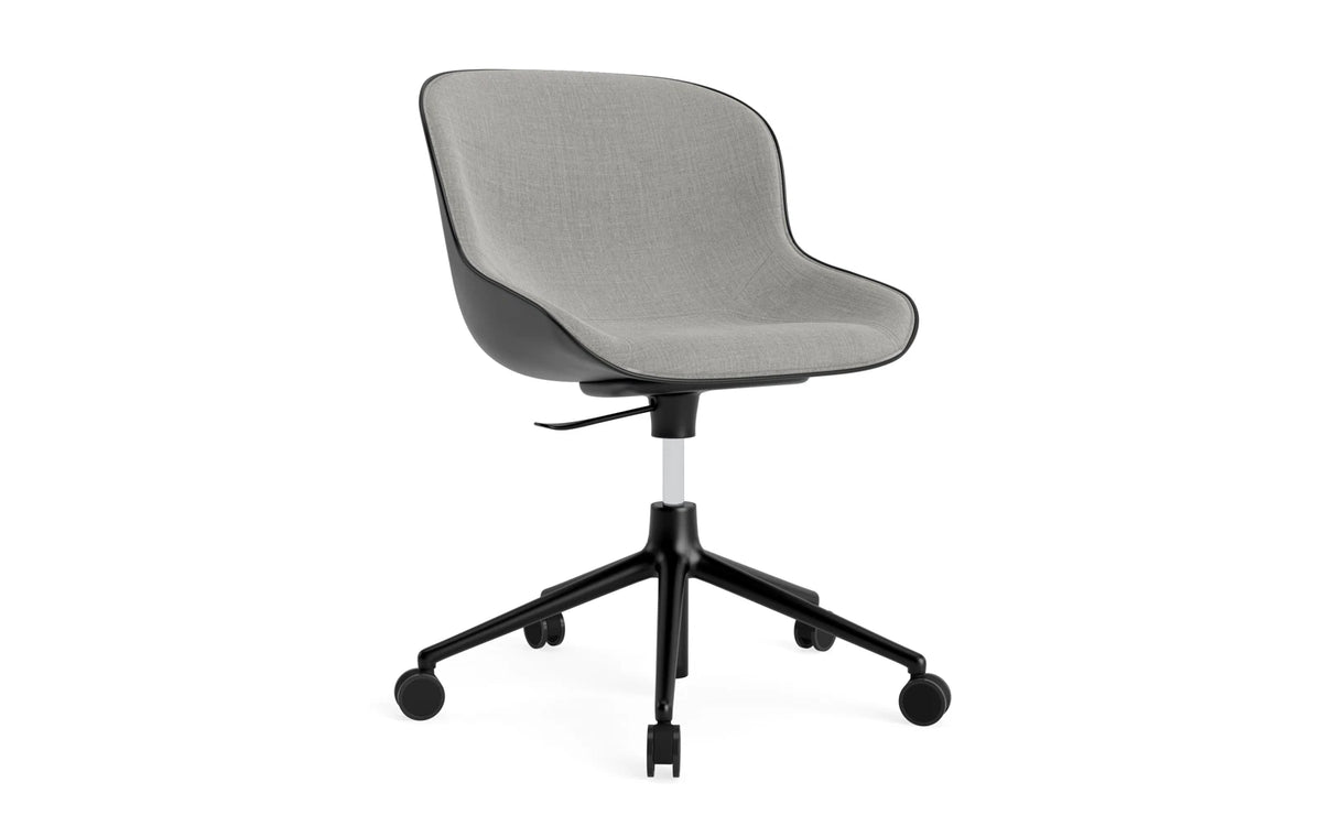 Hyg Drehstuhl mit Rollen Frontpolster Schwartz/Remix in Remix 133 präsentiert im Onlineshop von KAQTU Design AG. Dreh-Schalenstuhl ist von Normann Copenhagen