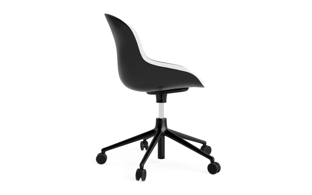 Hyg Drehstuhl mit Rollen und Gaslift Frontpolster Schwartz Alu Schwartz/Hallingdal in Hallingdal 110 präsentiert im Onlineshop von KAQTU Design AG. Dreh-Schalenstuhl ist von Normann Copenhagen