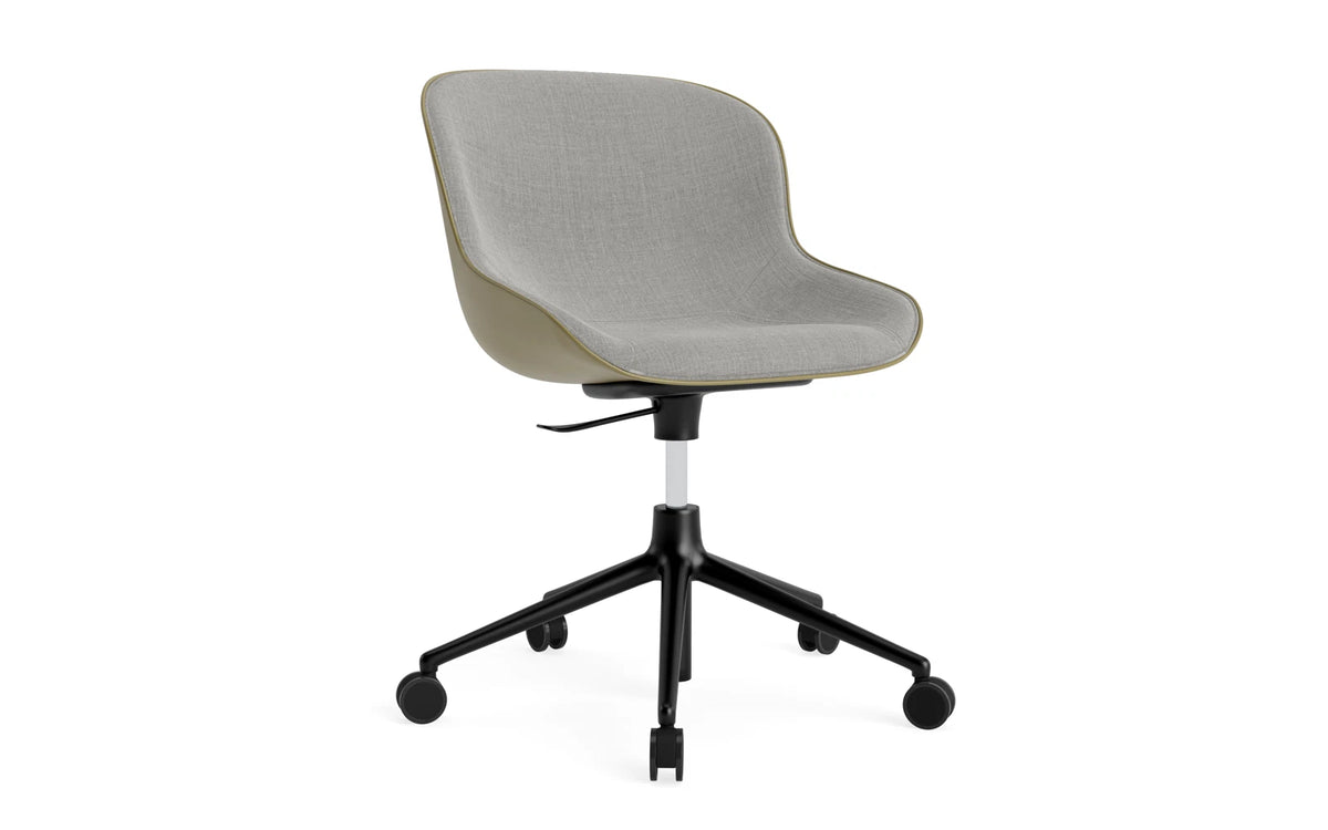 Hyg Drehstuhl mit 5 Rollen Gas Lift Frontpolster Schwartz Alu Olive /Remix in Remix 133 präsentiert im Onlineshop von KAQTU Design AG. Bürostuhl ist von Normann Copenhagen