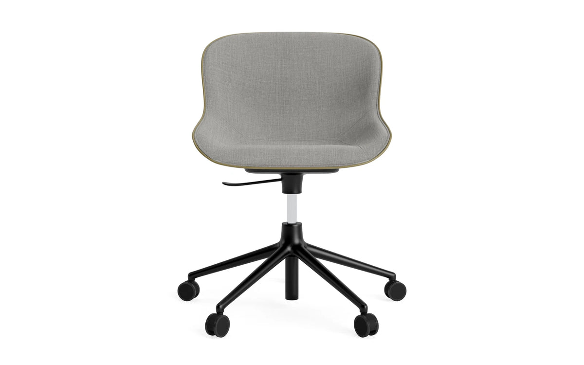 Hyg Drehstuhl mit 5 Rollen Gas Lift Frontpolster Schwartz Alu Olive /Remix in Remix 133 präsentiert im Onlineshop von KAQTU Design AG. Bürostuhl ist von Normann Copenhagen