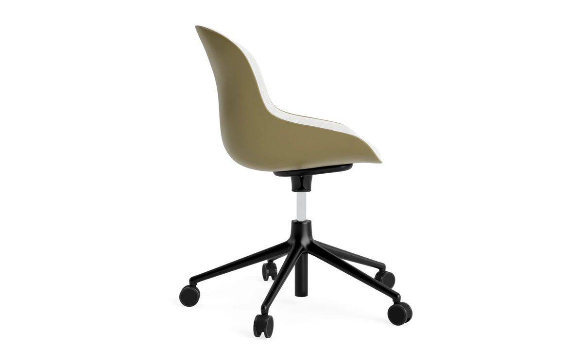 Hyg Drehstuhl mit 5 Rollen Gas Lift Frontpolster Schwartz Alu Olive /Hallingdal in Hallingdal 110 präsentiert im Onlineshop von KAQTU Design AG. Dreh-Schalenstuhl ist von Normann Copenhagen