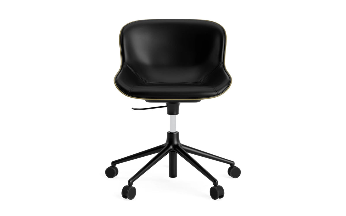 Hyg Drehstuhl mit 5 Rollen Gas Lift Frontpolster Schwartz Alu Olive /Ultra in Ultra 41599 präsentiert im Onlineshop von KAQTU Design AG. Dreh-Schalenstuhl ist von Normann Copenhagen