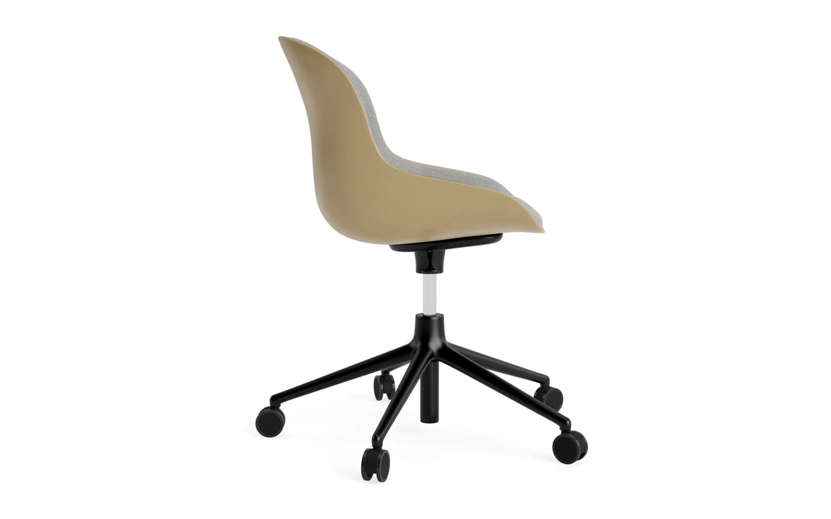Hyg Drehstuhl mit 5 Rollen Gas Lift Frontpolster Schwartz Alu Sand/Remix in Remix 133 präsentiert im Onlineshop von KAQTU Design AG. Dreh-Schalenstuhl ist von Normann Copenhagen
