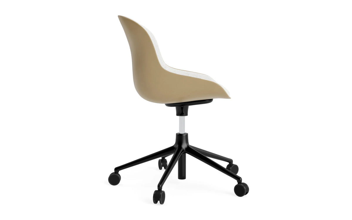 Hyg Drehstuhl mit 5 Rollen Gas Lift Frontpolster Schwartz Alu Sand/Hallingdal in Hallingdal 110 präsentiert im Onlineshop von KAQTU Design AG. Dreh-Schalenstuhl ist von Normann Copenhagen
