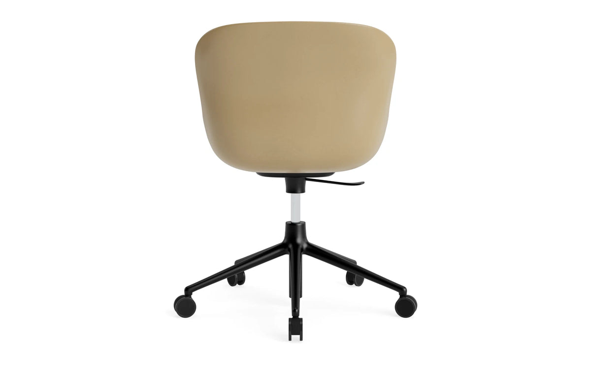 Hyg Drehstuhl mit 5 Rollen Gas Lift Frontpolster Schwartz Alu Sand/Hallingdal in Hallingdal 110 präsentiert im Onlineshop von KAQTU Design AG. Dreh-Schalenstuhl ist von Normann Copenhagen