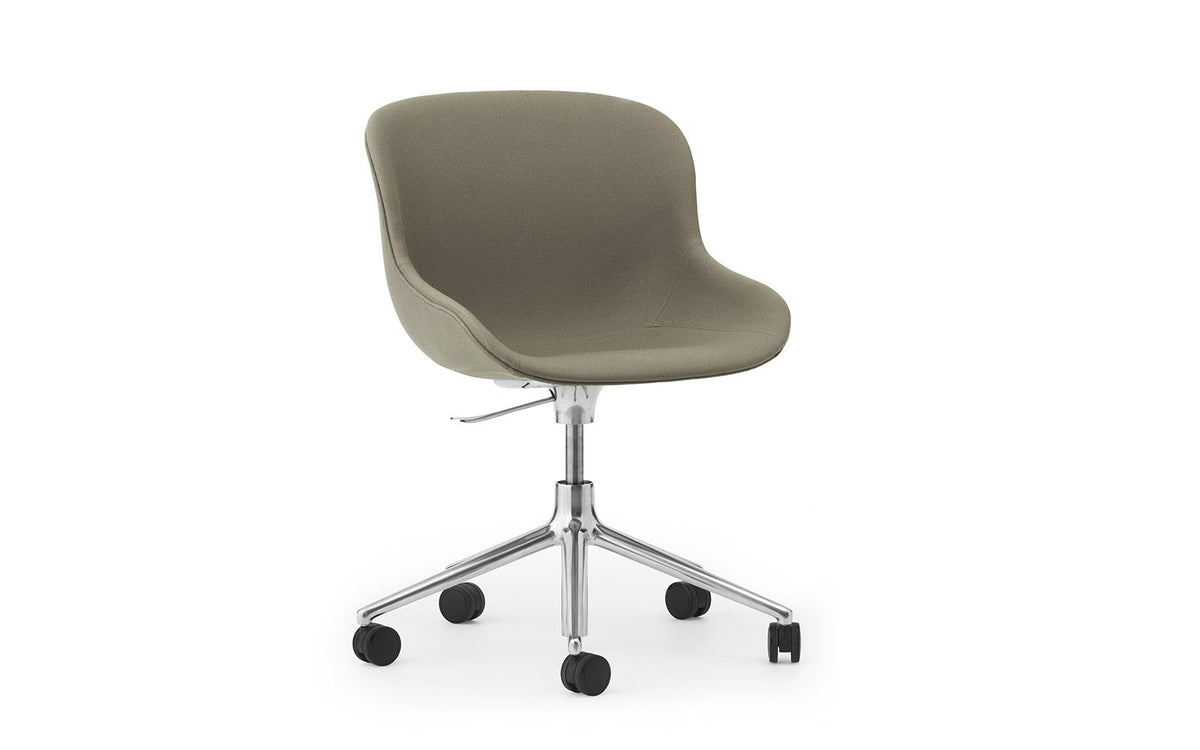 Drehstuhl Hyg von Normann Copenhagen: gepolsterte Sitzschale aus Polypropylen, drehbares Aluminiumgestell mit Rollen, organische Form.