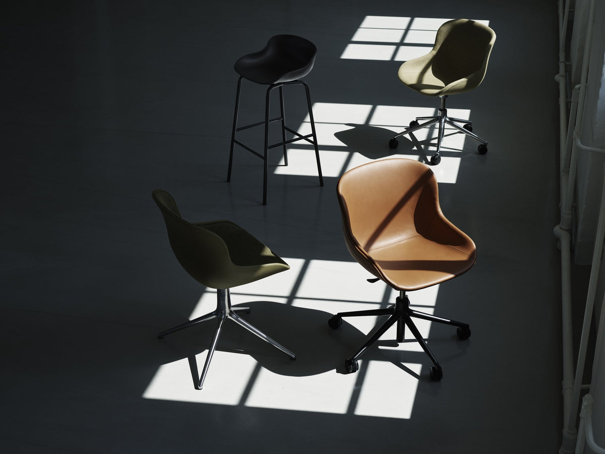 Drehstuhl Hyg von Normann Copenhagen: gepolsterte Sitzschale aus Polypropylen, drehbares Aluminiumgestell mit Rollen, organische Form.