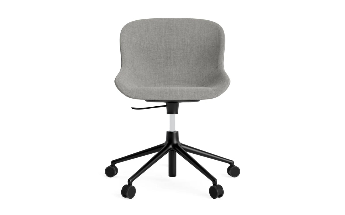 Hyg Drehstuhl mit Rollen Vollpolster schwarz aluminum Remix in Remix 133 präsentiert im Onlineshop von KAQTU Design AG. Dreh-Schalenstuhl ist von Normann Copenhagen