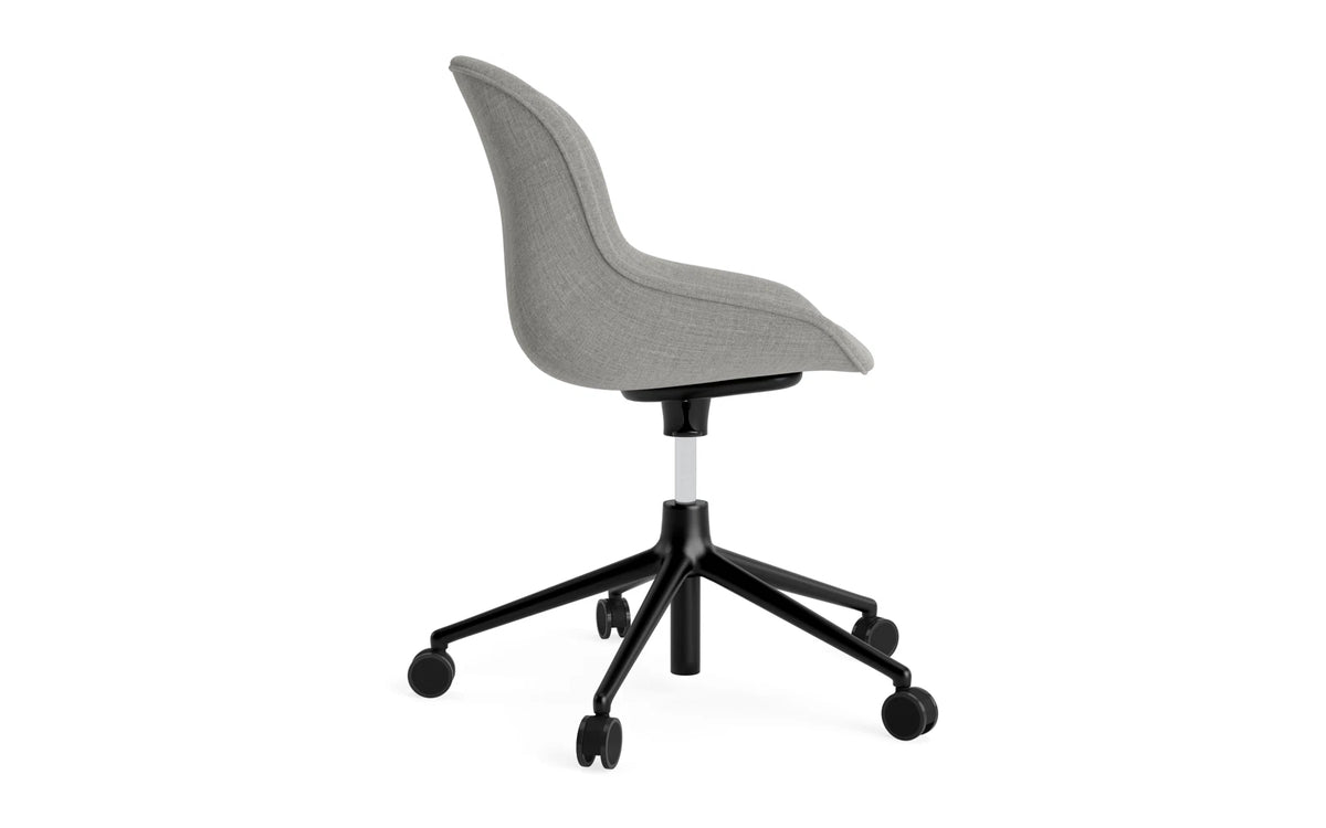 Hyg Drehstuhl mit Rollen Vollpolster schwarz aluminum Remix in Remix 133 präsentiert im Onlineshop von KAQTU Design AG. Dreh-Schalenstuhl ist von Normann Copenhagen