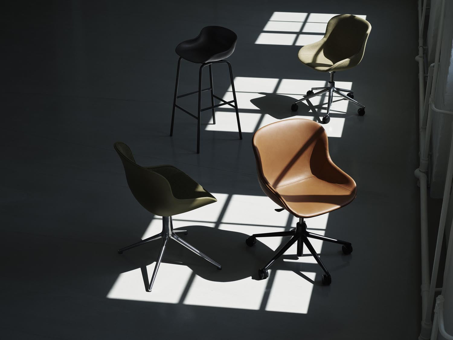 Hyg Drehsessel mit Rollen Vollpolster schwarz aluminum Remix in Remix 133 präsentiert im Onlineshop von KAQTU Design AG. Sessel ist von Normann Copenhagen