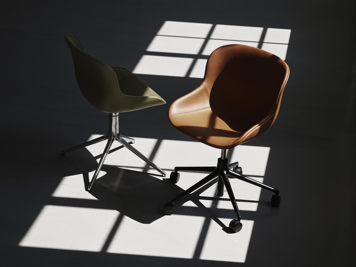 Hyg Comfort Drehsessel mit 5 Rollen Gas Lift Polster Alu Remix in Remix 133 präsentiert im Onlineshop von KAQTU Design AG. Sessel ist von Normann Copenhagen