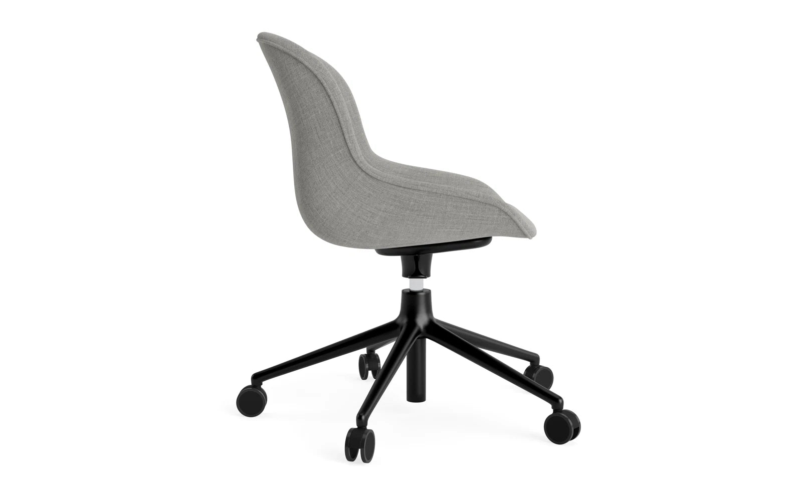 Hyg Comfort Drehsessel mit 5 Rollen Gas Lift Polster Schwartz Alu Remix in Remix 133 präsentiert im Onlineshop von KAQTU Design AG. Sessel ist von Normann Copenhagen