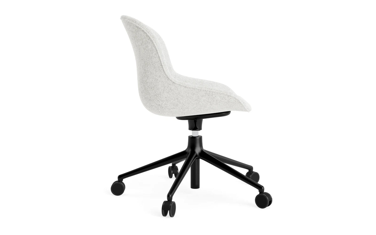 Hyg Comfort Drehstuhl mit 5 Rollen Gas Lift Polster Schwartz Alu Hallingdal in Hallingdal 110 präsentiert im Onlineshop von KAQTU Design AG. Bürostuhl ist von Normann Copenhagen