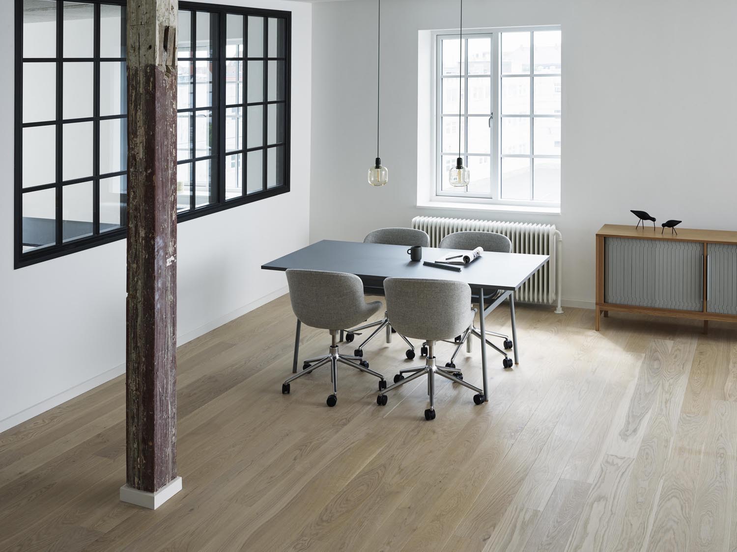 Hyg Comfort Drehsessel mit 5 Rollen Gas Lift Polster Schwartz Alu Ultra in Ultra 41599 präsentiert im Onlineshop von KAQTU Design AG. Sessel ist von Normann Copenhagen