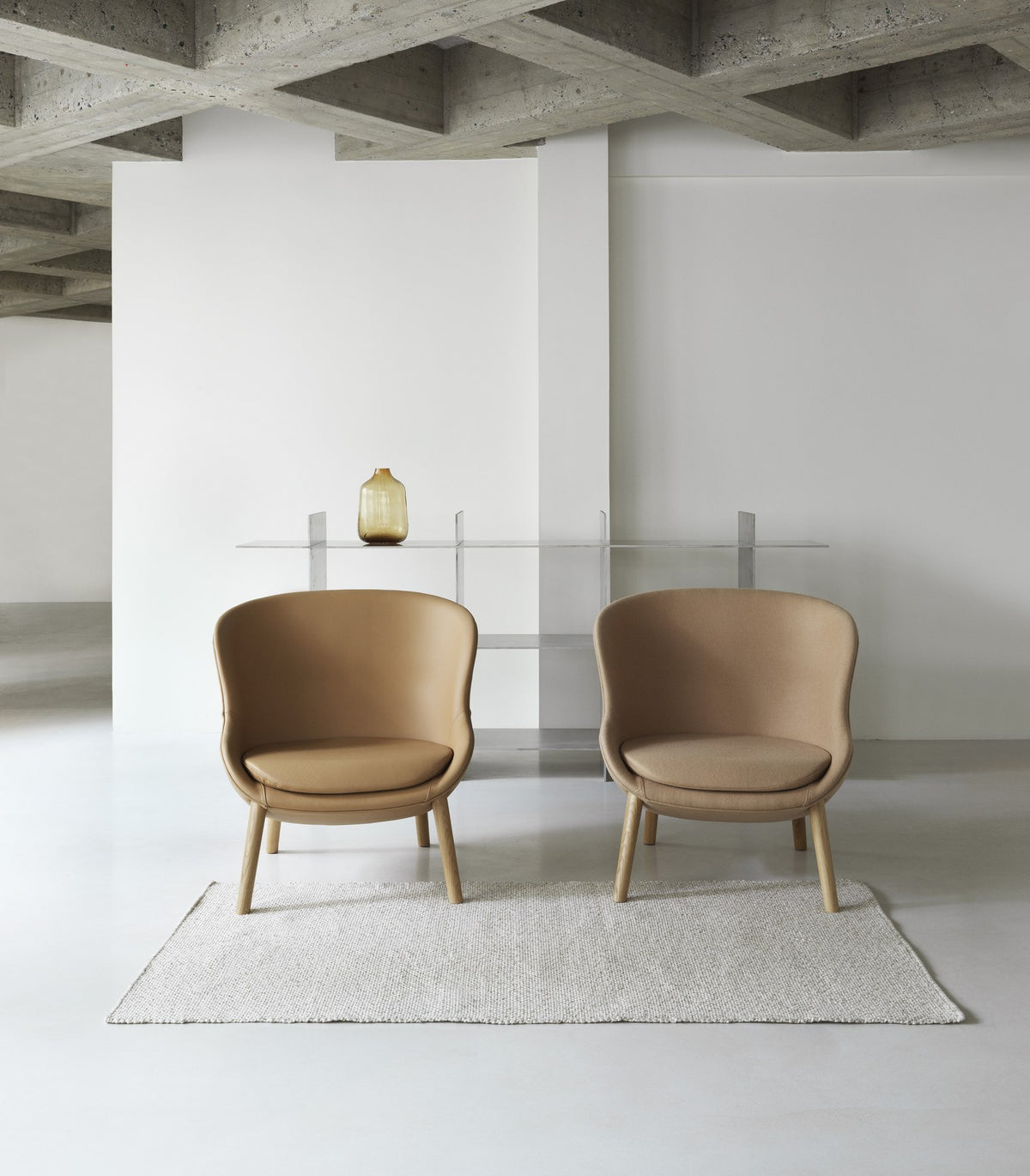 Lounge-Sessel Hyg von Normann Copenhagen in Beige mit Eichenbeinen, geformte Sitzschale aus PU-Schaum, runde, umschliessende Form.