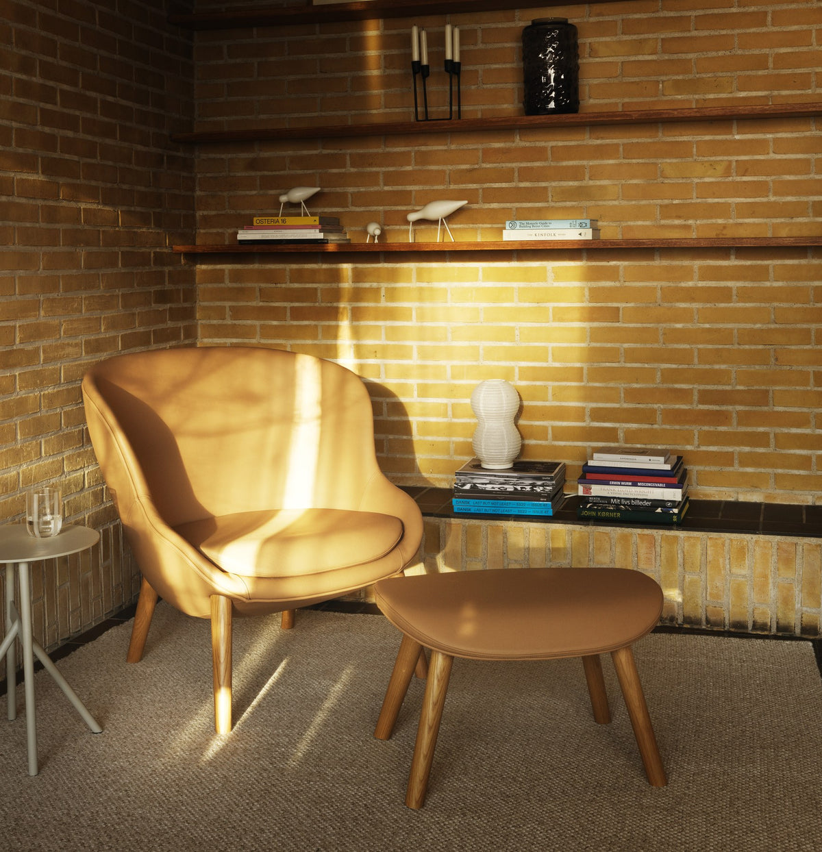 Lounge-Sessel Hyg von Normann Copenhagen in Beige mit Eichenbeinen, geformte Sitzschale aus PU-Schaum, runde, umschliessende Form.