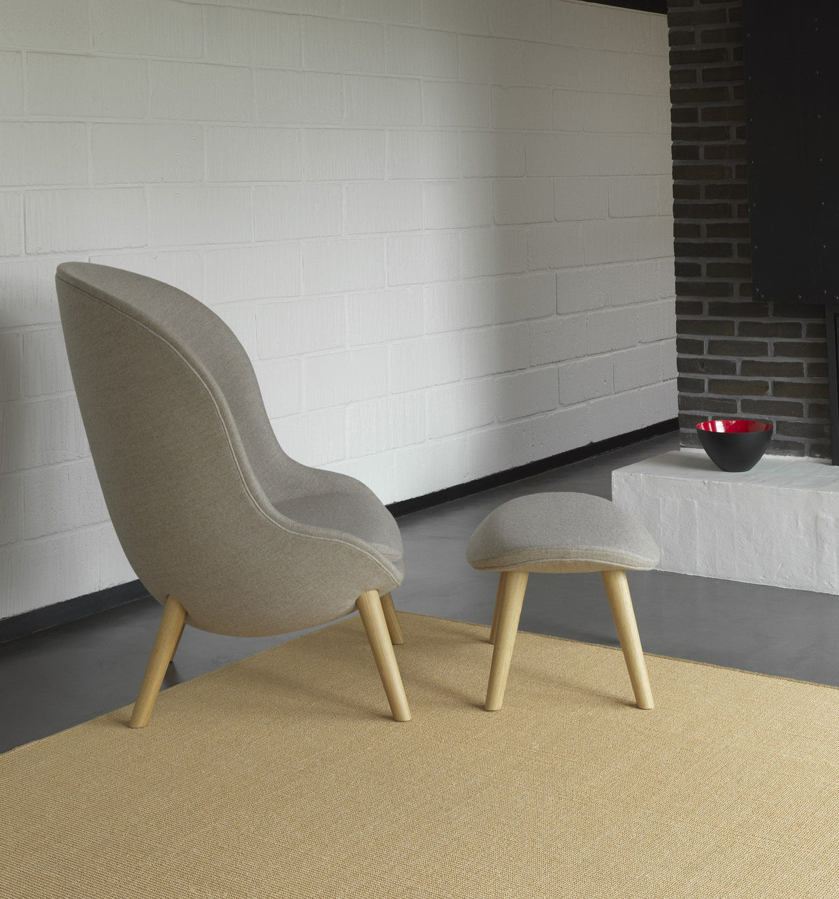 Hyg Lounge-Sessel Hoch Eiche von Normann Copenhagen in Beige, geformte Sitzschale aus PU-Schaum, hohe Rückenlehne, Beine aus Eiche.