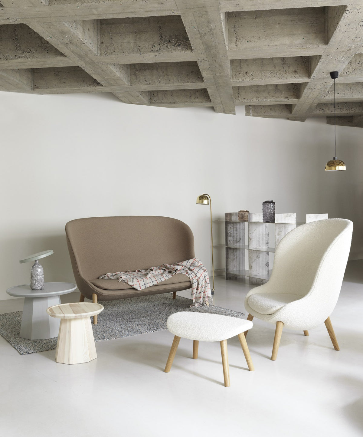 Hyg Lounge-Sessel Hoch von Normann Copenhagen in Beige mit Beinen aus schwarzer Eiche, hohe geschwungene Rückenlehne, PU-Schaum-Sitzschale.