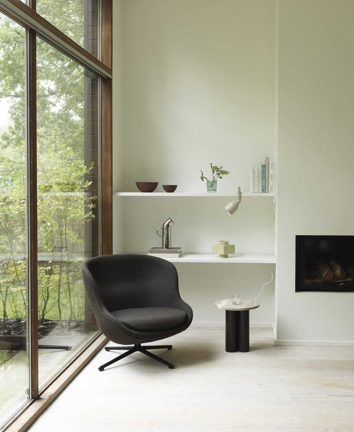 Hyg Lounge-Sessel mit Drehgestell von Normann Copenhagen in Taupe, geformte Sitzschale aus PU-Schaum auf Aluminiumgestell.