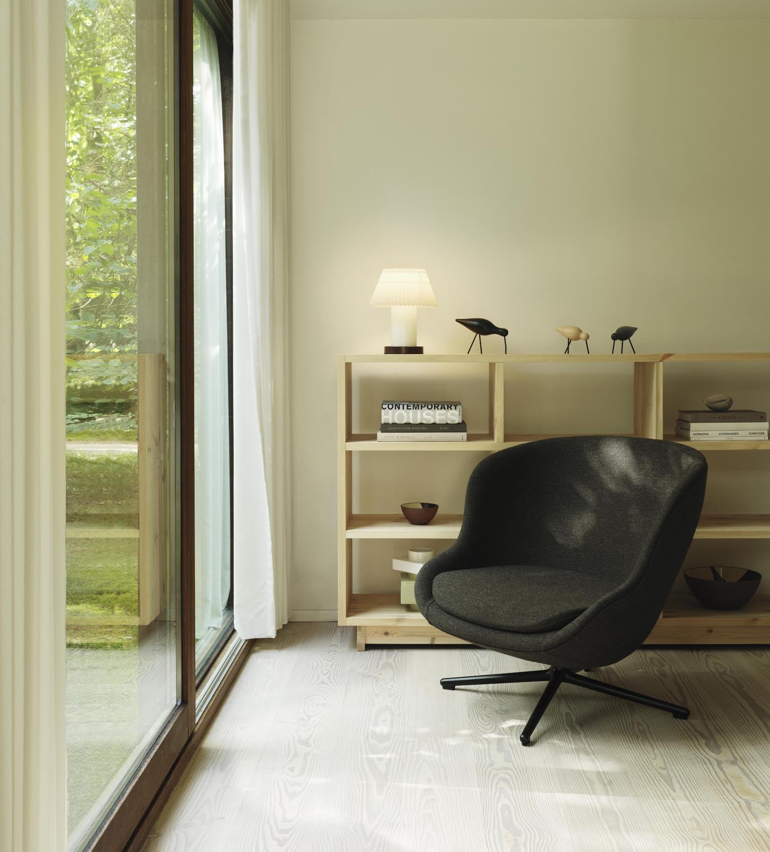 Hyg Lounge-Sessel mit Drehgestell schwarzes Aluminium Ultra Leder in Ultra 41599 präsentiert im Onlineshop von KAQTU Design AG. Sessel ist von Normann Copenhagen