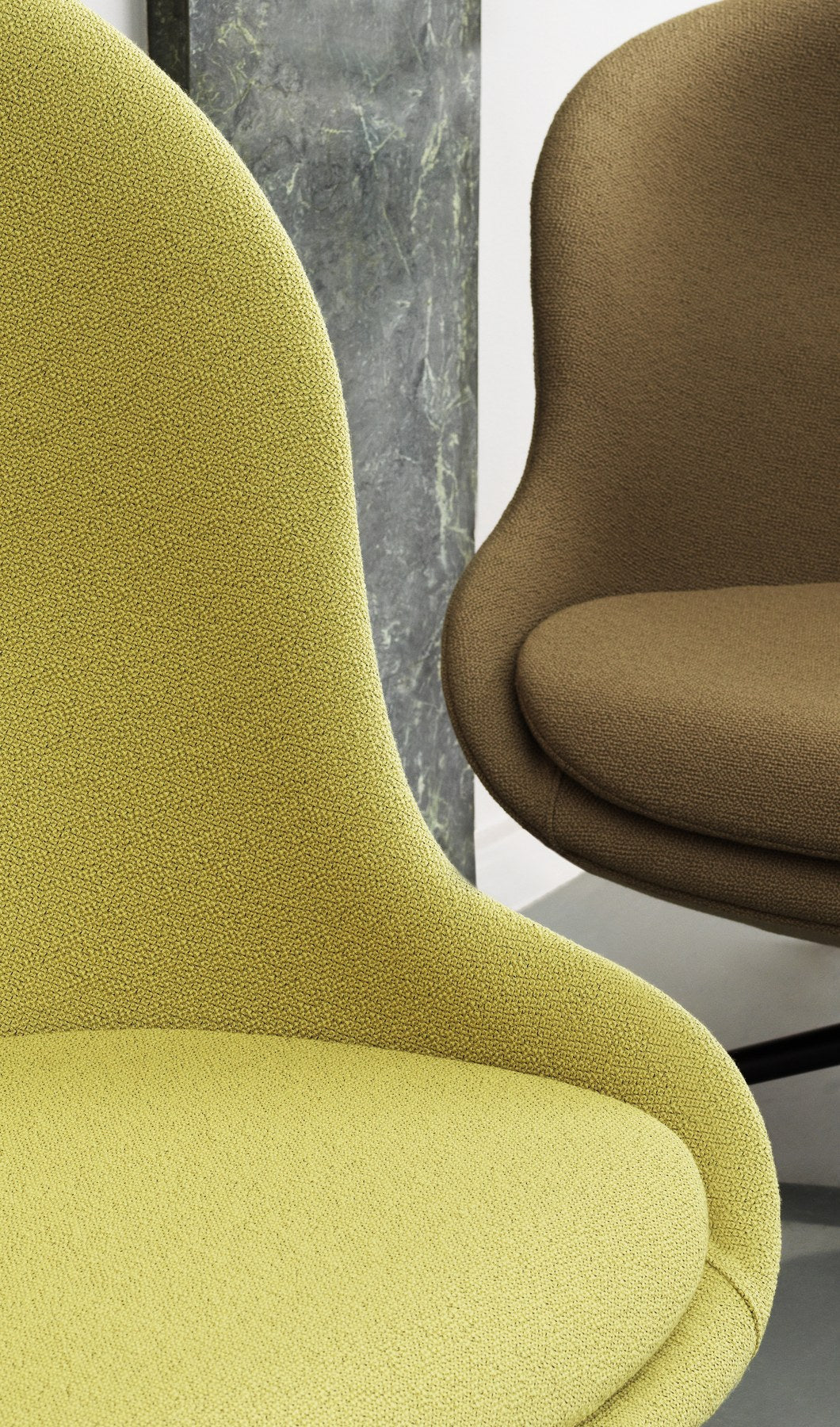 Gelber Hyg Lounge-Sessel hoch von Normann Copenhagen mit Drehgestell aus Aluminium, geformte Sitzschale mit hohen, runden Seitenteilen.
