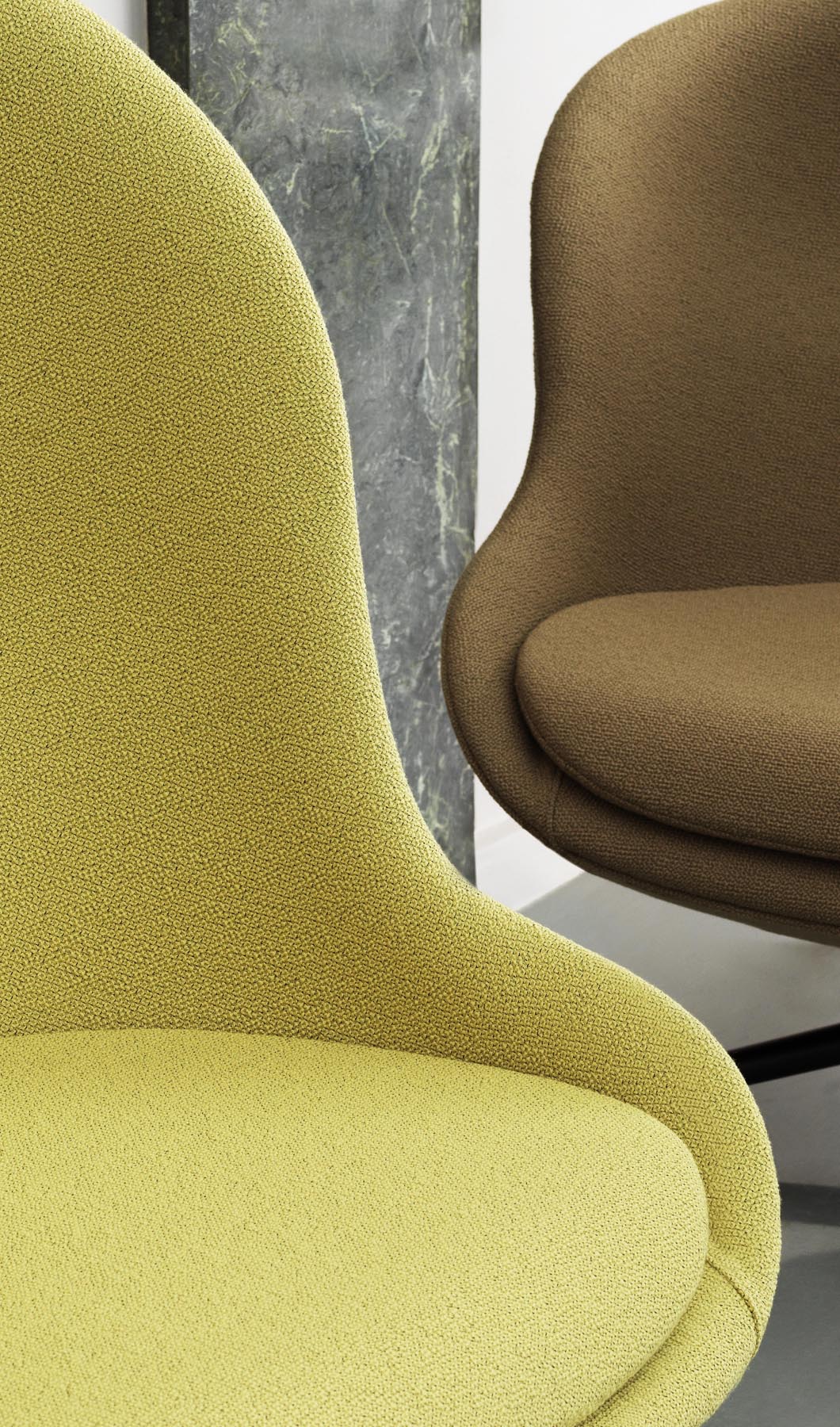 Der Hyg Lounge Drehsessel von Normann Copenhagen vereint Hygge, Komfort und stilvolles Design. Wählen Sie aus vielfältigen Stoff- und Lederoptionen.