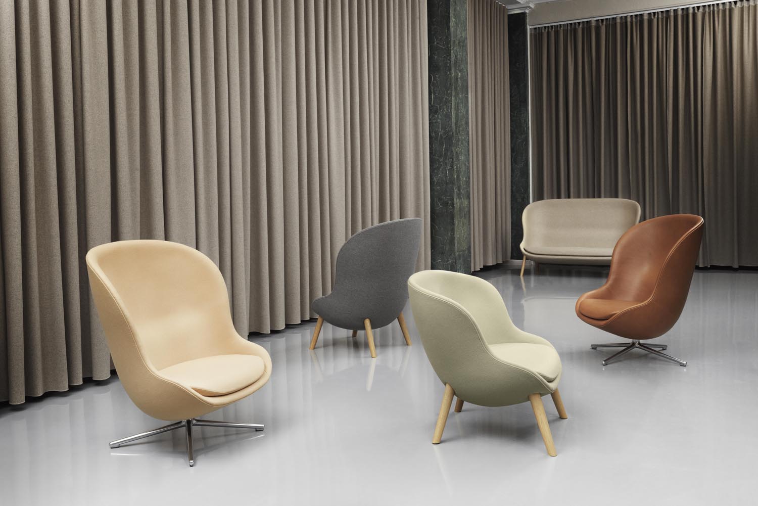 Der Hyg Lounge Drehsessel von Normann Copenhagen vereint Hygge, Komfort und stilvolles Design. Wählen Sie aus vielfältigen Stoff- und Lederoptionen.