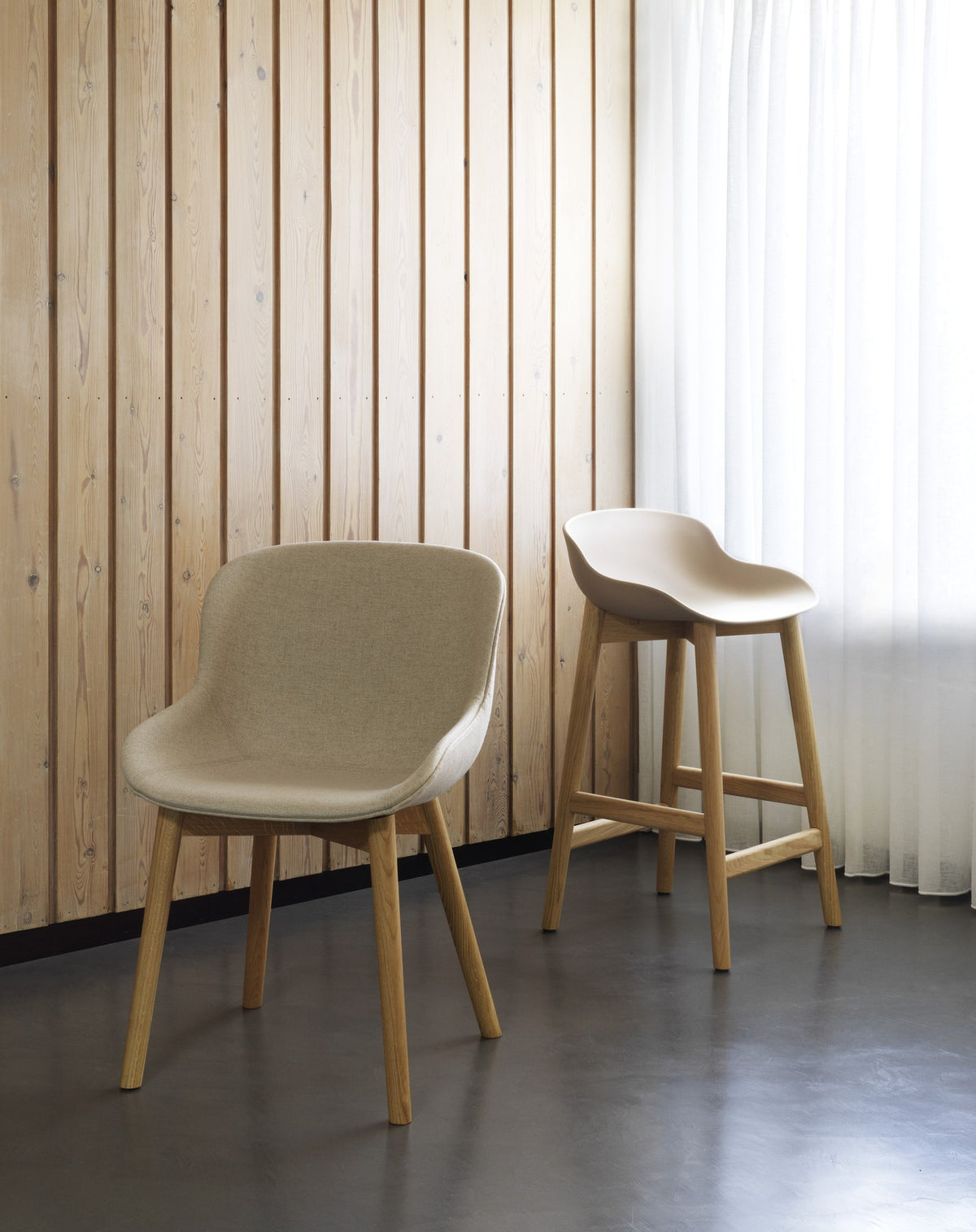 Barhocker Hyg von Normann Copenhagen mit weisser Polypropylen-Schale, Frontpolster und Gestell aus lackierter Eiche, Sitzhöhe 65 cm.
