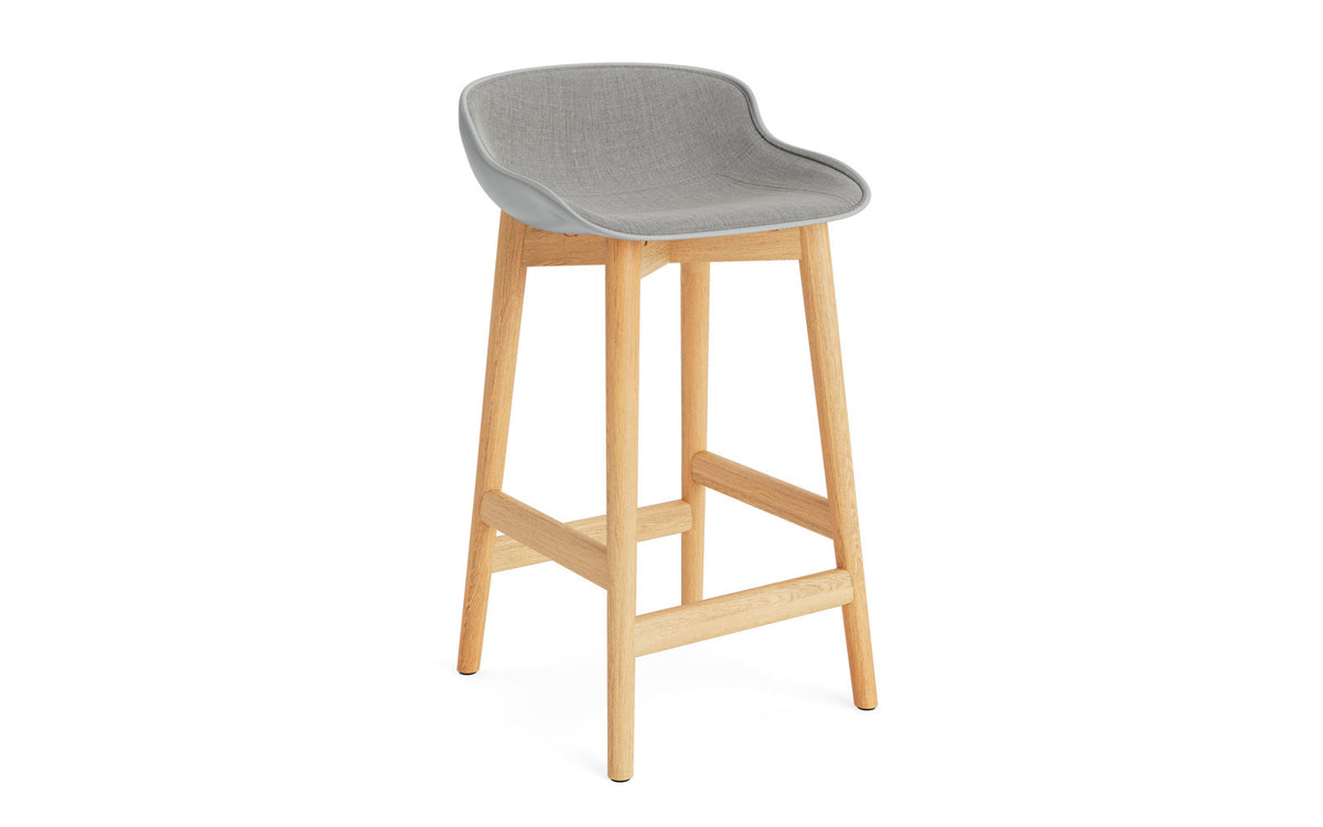 Hyg Barhocker 65 cm Polster Eiche Grau/Remix in Remix 133 präsentiert im Onlineshop von KAQTU Design AG. Barstuhl ist von Normann Copenhagen
